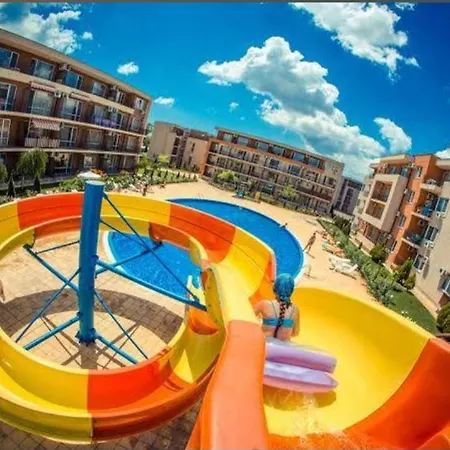 In A With 9 Pools דירה